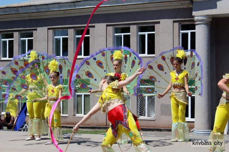 В Криворожском парке прошел фестиваль "Страна детства" (ФОТОРЕПОРТАЖ)