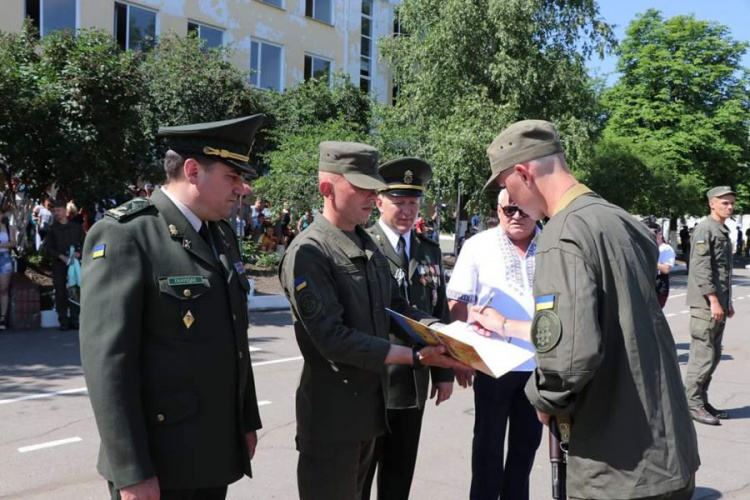 В Кривом Роге 168 нацгвардейцев приняли присягу (фото)