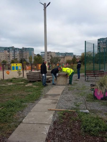 В одном из районов Кривого Рога жители города превратили "народные тропы" в официальные дорожки (ФОТО)