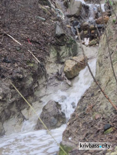 В Кривом Роге сточные воды попадают в реку Саксагань (ФОТОРЕПОРТАЖ)