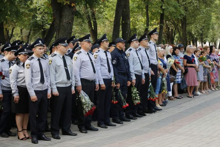 На Днепропетровщине и в Кривом Роге почтили память погибших правоохранителей (фото)