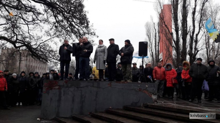 Требования, профсоюзы, обещания: в Кривом Роге прошел митинг за повышение зарплат