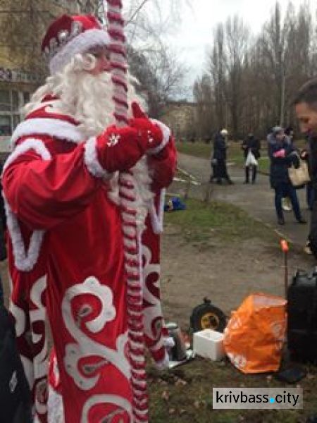 В микрорайоне Восточный-1 в Кривом Роге открылась новогодняя ёлка (ФОТОФАКТ)