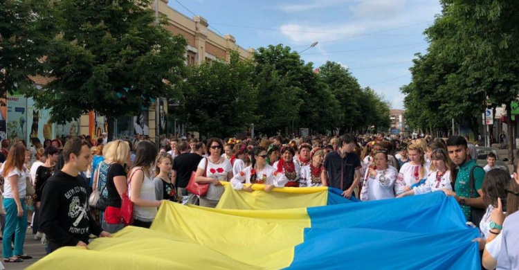 Красота этнической моды: в Кривом Роге прошел парад вышиванок (ФОТО, ВИДЕО)