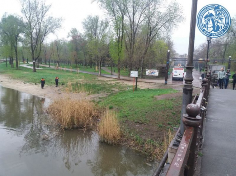 В Кривом Роге водолазы не дали жителям одного из районов города остаться без питьевой воды (фото)