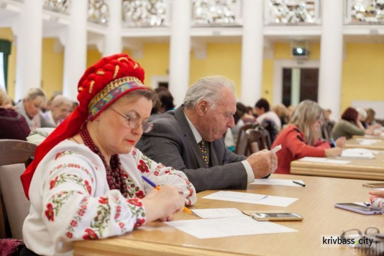 Фото: УНІАН/Олексій Самсонов: Учасники Всеукраїнського радіодиктанту національної єдності в Колонній залі КМДА, в Києві, 8 листопада 2019 року