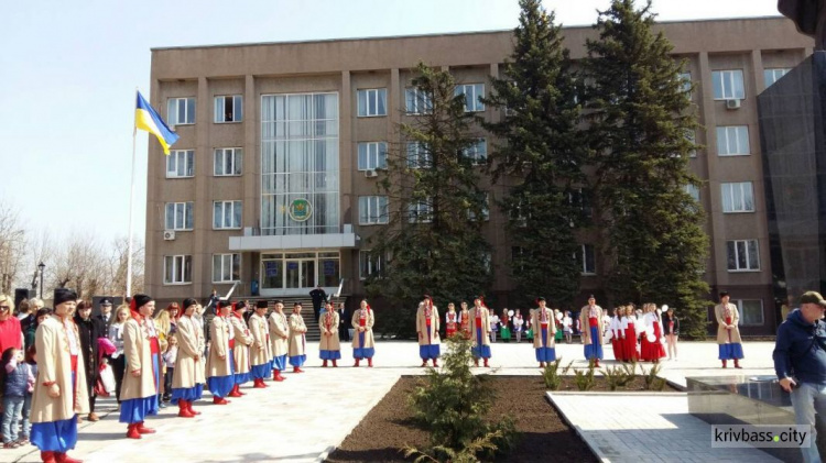 В Кривом Роге прошло торжественное открытие скульптуры (ФОТОРЕПОРТАЖ, ВИДЕО)