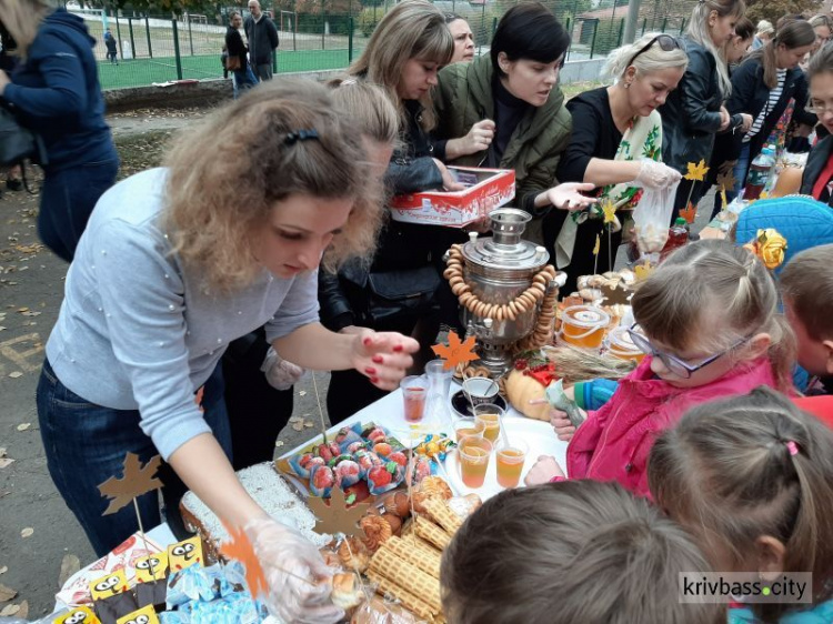 "От сердца к сердцу": в Криворожских школах начались традиционные осенние ярмарки (фото)