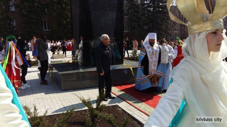 В Кривом Роге прошло торжественное открытие скульптуры (ФОТОРЕПОРТАЖ, ВИДЕО)