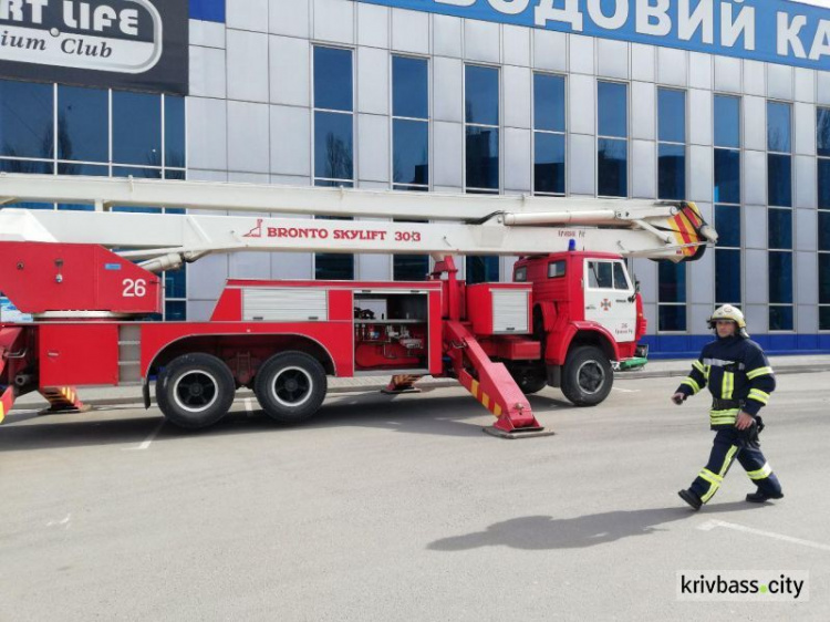 В Кривом Роге прошли учения: спасатели эвакуировали людей из торгово-развлекательного центра (ФОТО)