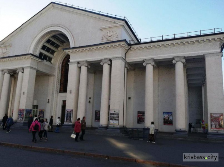 Фасад городского театра имени Шевченко в Кривом Роге обезобразили пауки (ФОТО)