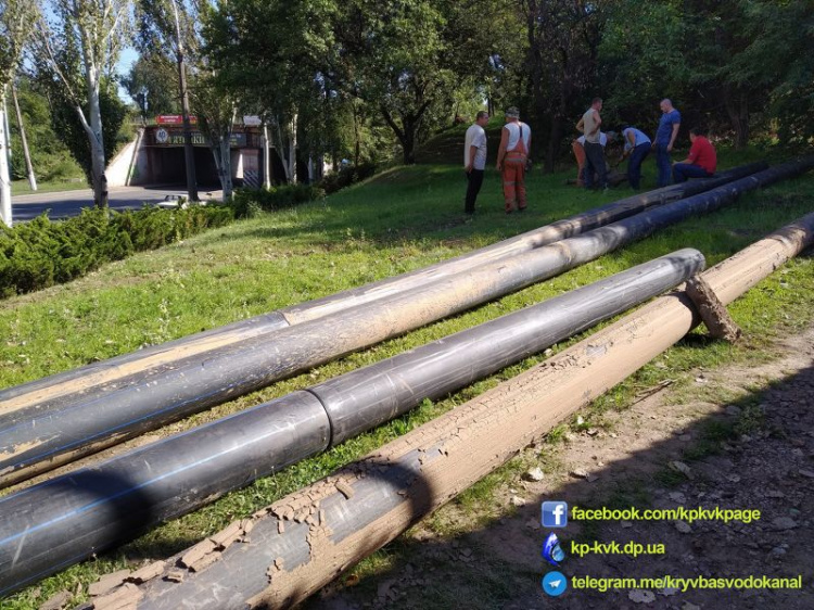 В Кривом Роге меняют старый водопровод на новый