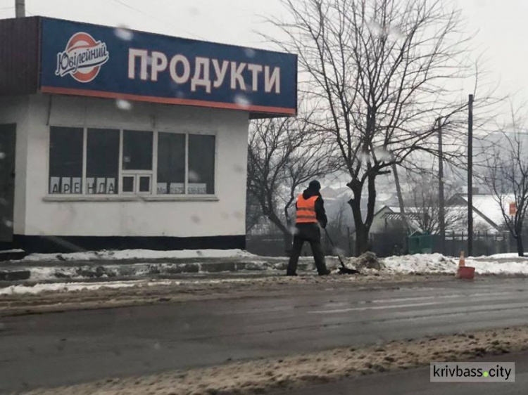 На міських автошляхах працює снігоприбиральна техніка