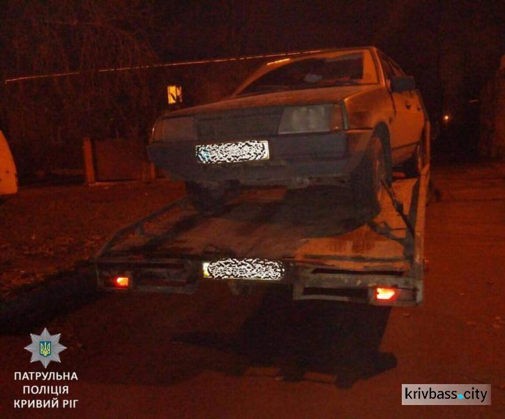 В Кривом Роге горе-водитель зажал дверь подъезда своим авто (ФОТО)