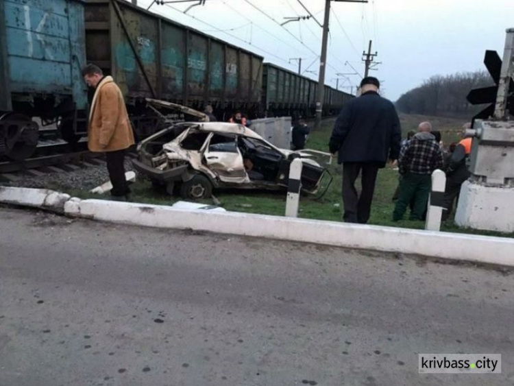 Хотел проскочить, но застрял: возле Кривого Рога автомобиль угодил под грузовой поезд