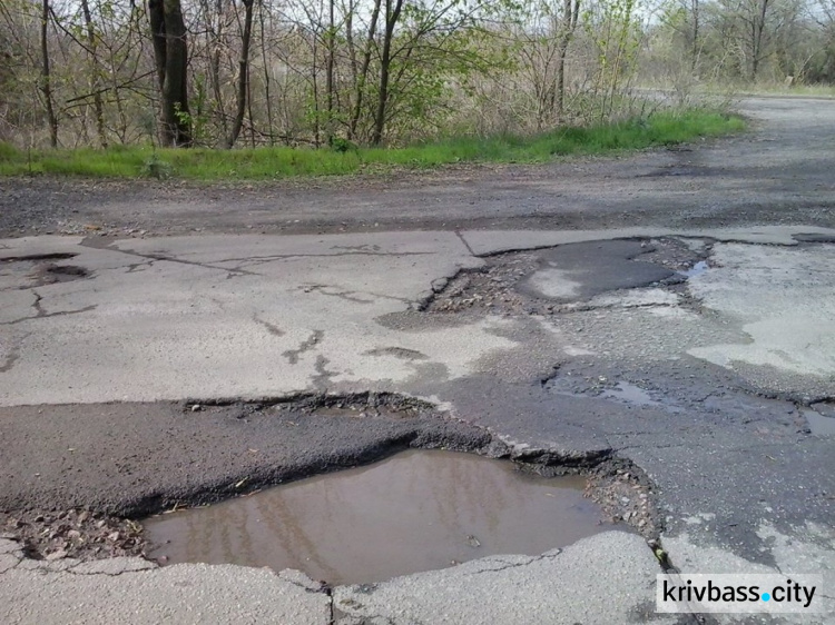 Дорога на Ингулец превратилась в сплошную колдобину через год после ремонта (ФОТО)