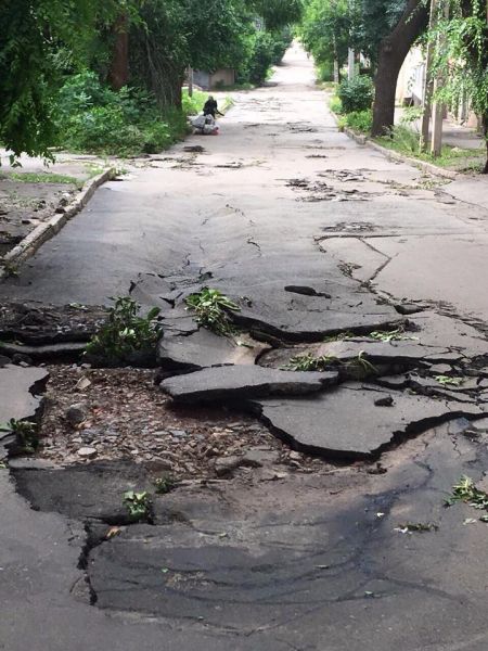 В Кривом Роге на одной из улиц после бури просел асфальт (фотофакт)