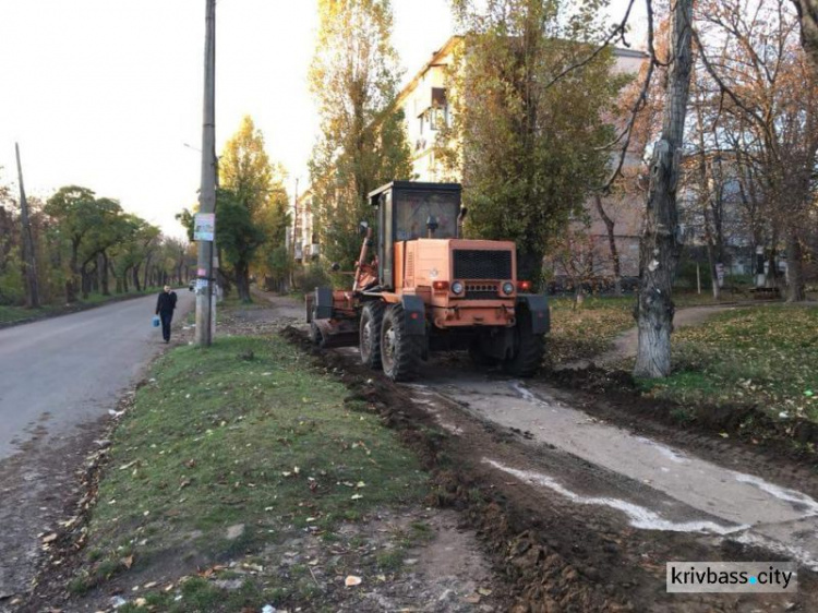 В Кривом Роге продолжают приводить в порядок межквартальные дороги (ФОТО)