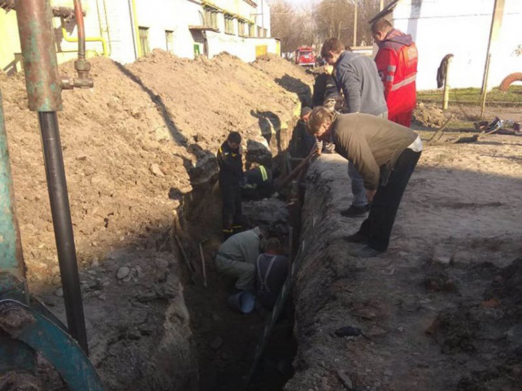 Обвал грунта на Днепропетровщине: ремонтники оказались под завалами (видео)