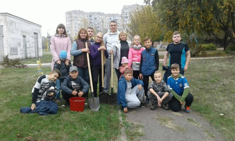 В Криворожской гимназии заложили аллею выпускников (фото)