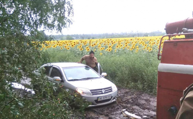 В Криворожском районе четыре автомобиля застряли в ловушке из-за ненастья