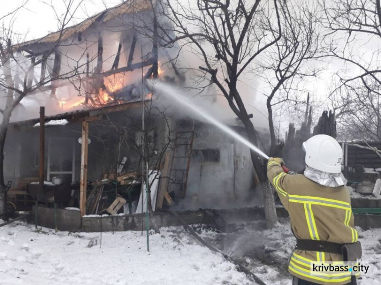 В Кривом Роге в одном из районов горела баня (ФОТО)