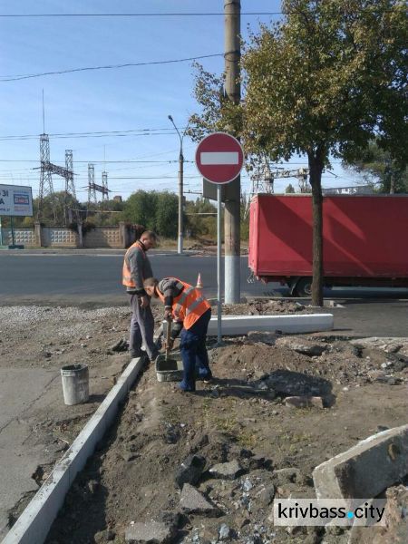 Финальный штрих: на улице Волгоградской наносят разметку и устанавливают знаки (ФОТО)