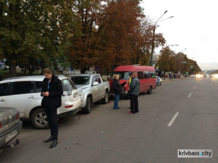 В Кривом Роге произошло ДТП с участием трех машин и маршрутки (ФОТОФАКТ)