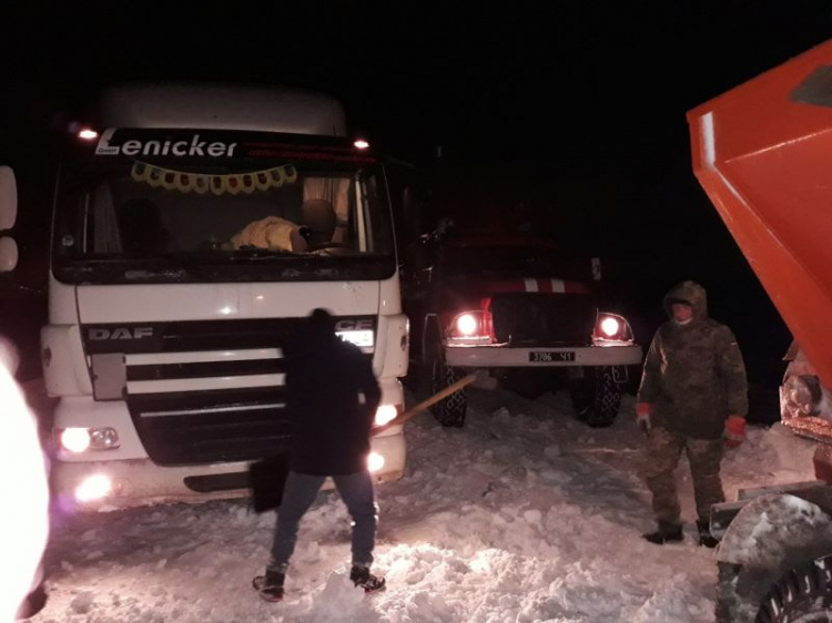 Спасатели Днепропетровщины продолжают оказывать помощь заложникам непогоды (фото)