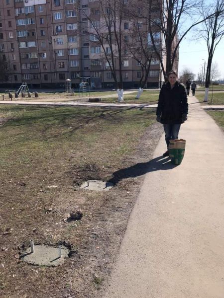 Новые скамейки, молоденькие деревца: в самом активном районе Кривого Рога продолжается благоустройство (фото)