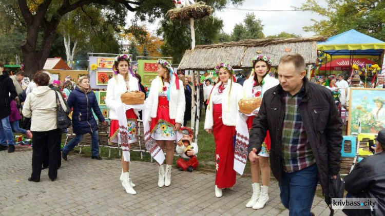 В Кривом Роге состоялся 1-й Международный фестиваль казацкой песни (ФОТОРЕПОРТАЖ)