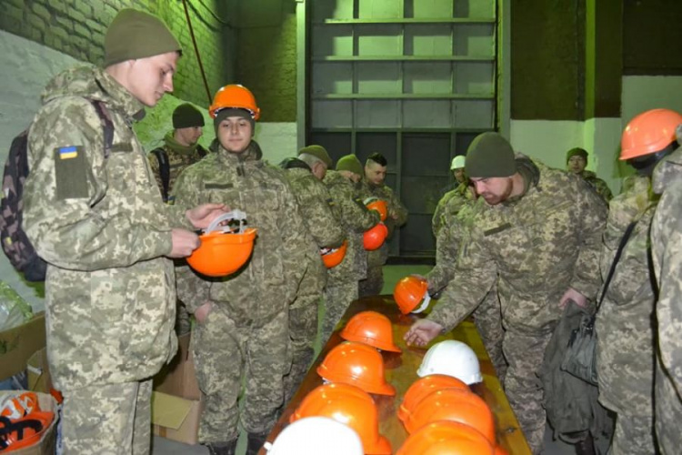 Подземный джаз: военнослужащие из Кривого Рога спустились в шахту послушать музыку (фото)