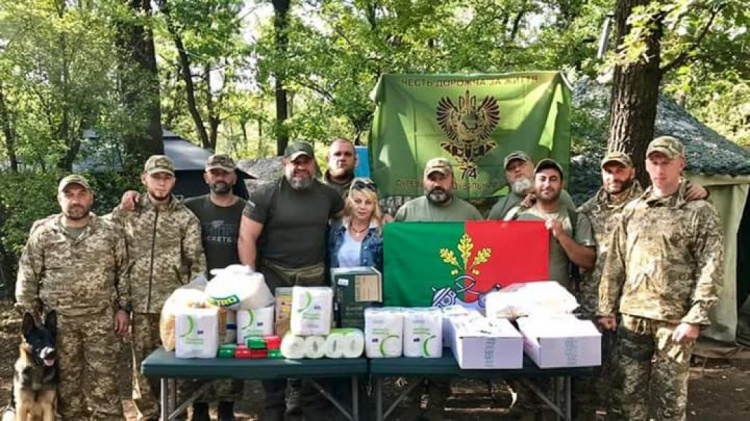 Криворожанке вручили крест за постоянную волонтерскую помощь (ФОТО)