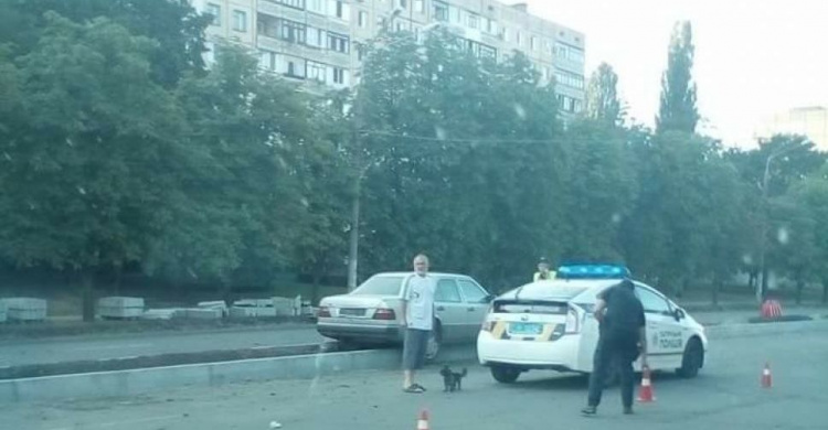 Погоня в Кривом Роге: автомобиль не остановил даже дорожный разделитель (ФОТО)