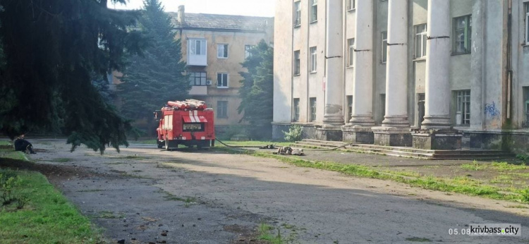 У Тернівському районі полум’я зайнялось у будівлі колишнього палацу культури