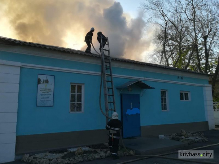 Уже горят, но не свечи: на Днепропетровщине сегодня утром спасатели тушили загоревшуюся церковь (фото, видео)