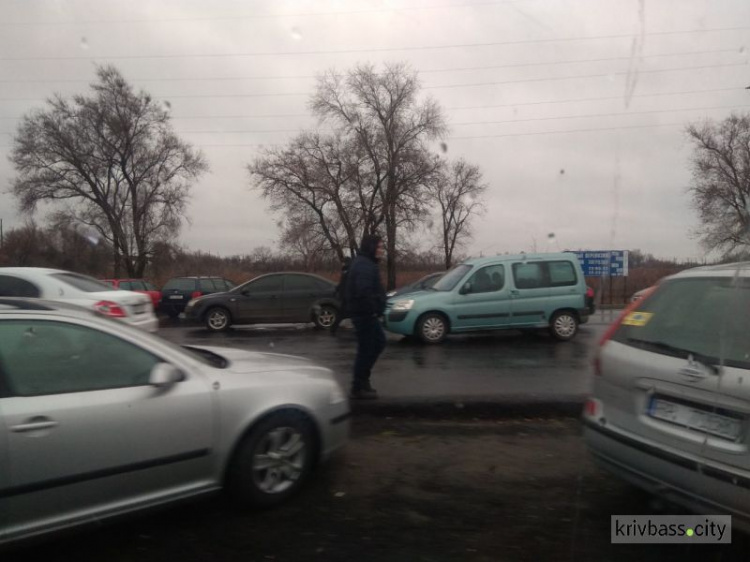 В Кривом Роге евробляхеры митингуют при въезде в город