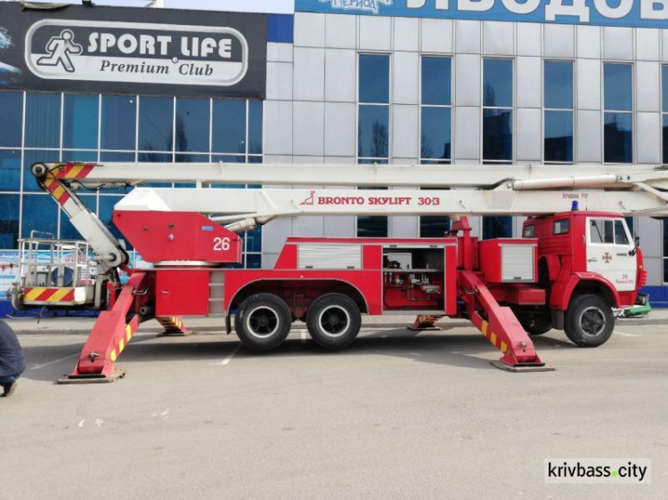 В Кривом Роге прошли учения: спасатели эвакуировали людей из торгово-развлекательного центра (ФОТО)