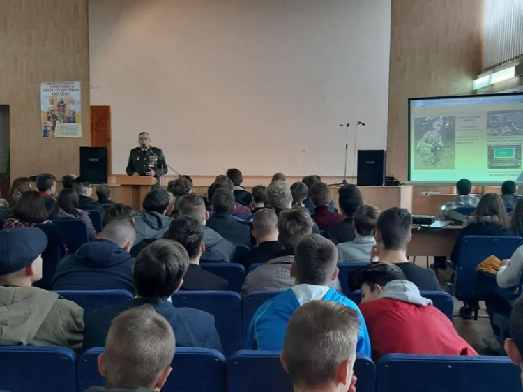 В Кривом Роге ребятам старших классов рассказали о преимуществах учебы в высших военных заведениях (фото)  