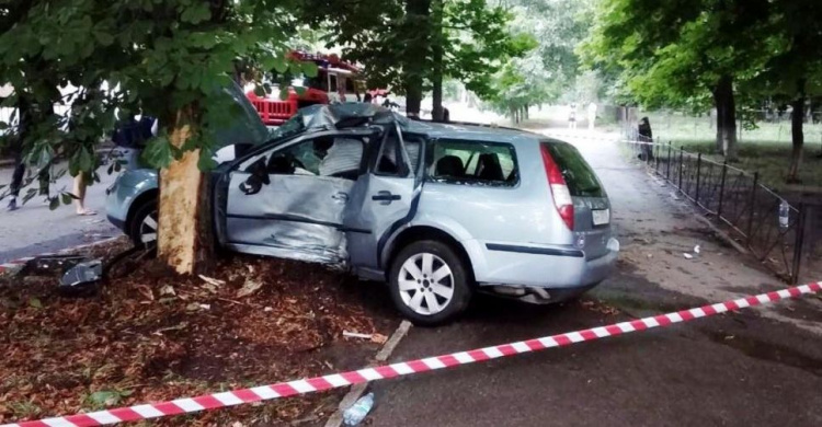 На Днепропетровщине произошло смертельное ДТП: два человека погибли, четверо пострадали (фото)