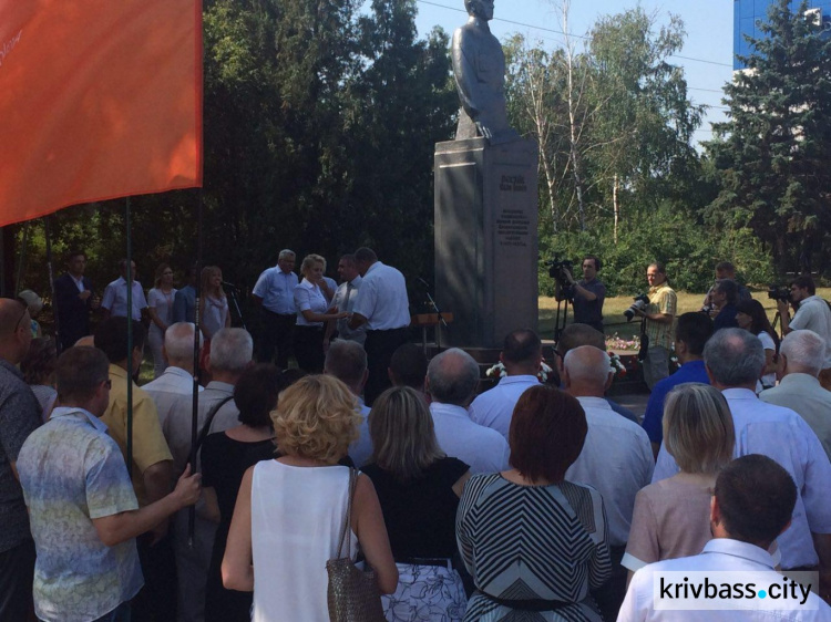 В Кривом Роге прошел торжественный митинг ПАО "АрселорМиттал Кривой Рог" (ФОТО)