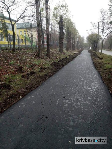 В Кривом Роге продолжают укладывать асфальт по межквартальным дорогам (ФОТО)