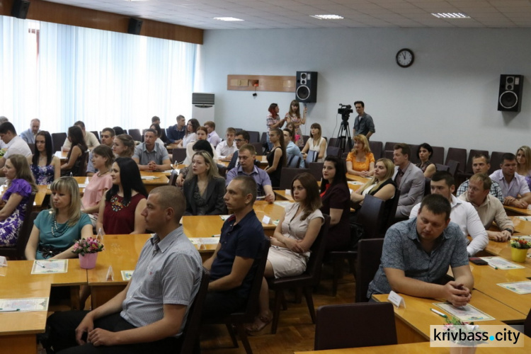 Ко Дню молодежи в городе наградили молодых ученых и активных криворожан (ФОТО)