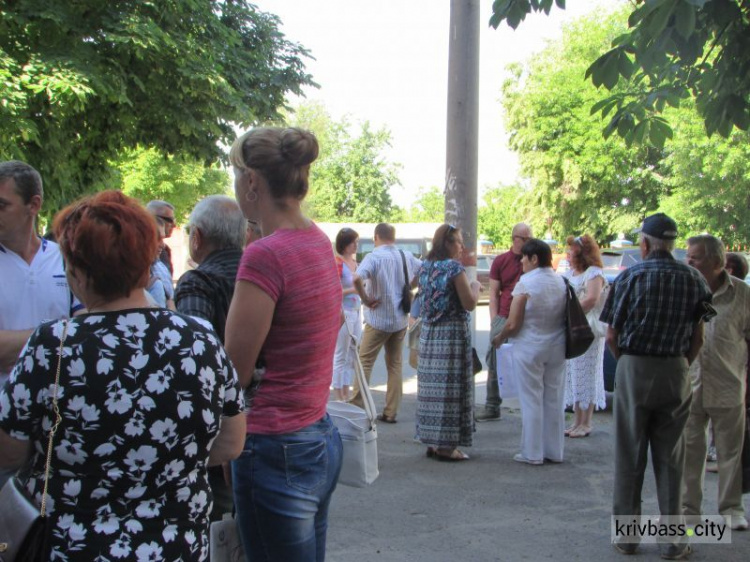 В Кривом Роге коллектив предприятия вышел под стены полиции, чтобы поддержать своего коллегу