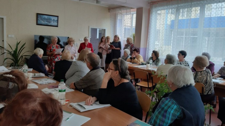 В Кривом Роге люди золотого возраста приступили к занятиям в "Университете третьего возраста" (фото)