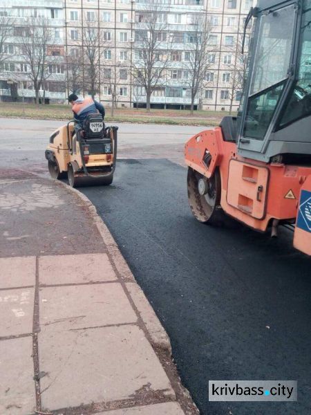 В Кривом Роге продолжают укладывать асфальт по межквартальным дорогам (ФОТО)