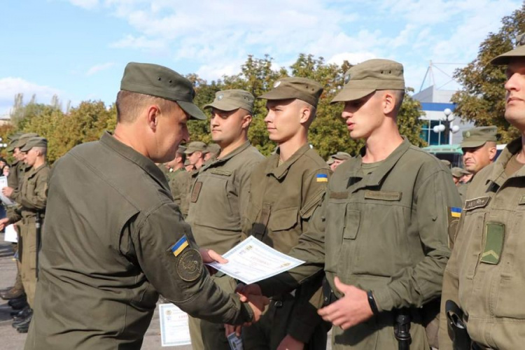 В Кривом Роге нацгвардейцам вручили сертификаты Донецкого юридического института (фото)