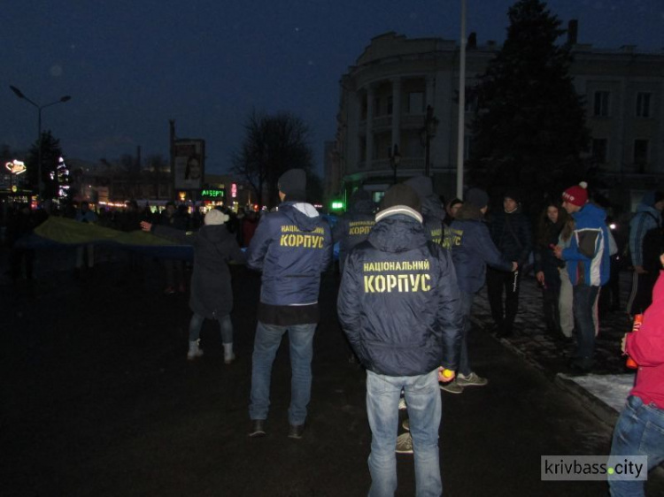 В Кривом Роге ко дню Соборности Украины растянули 100-метровый флаг (фото)