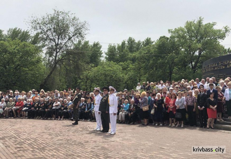 Жители Кривого Рога приняли участие в торжественном параде на проспекте Мира (ФОТО)