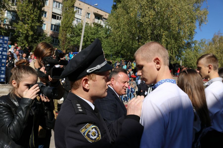 17 криворожских школьников пополнили ряды Лиги будущих полицейских (ФОТО)